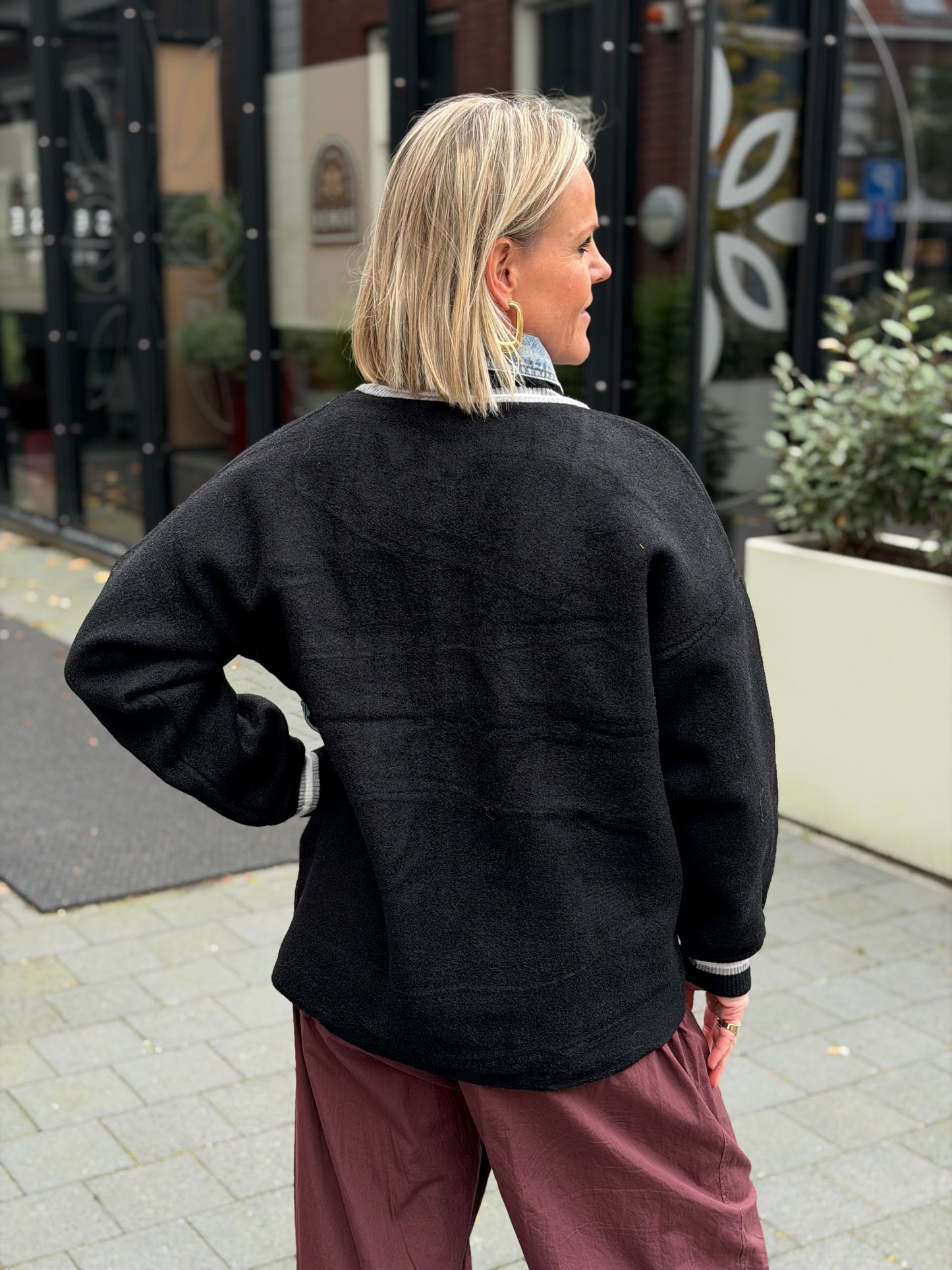 Zwart vest met jeans details