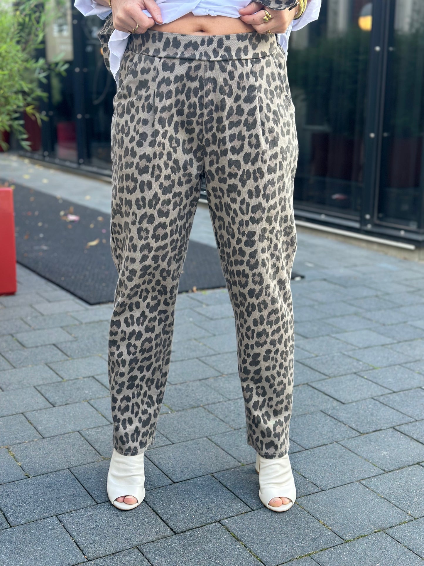 Leopard denim broek