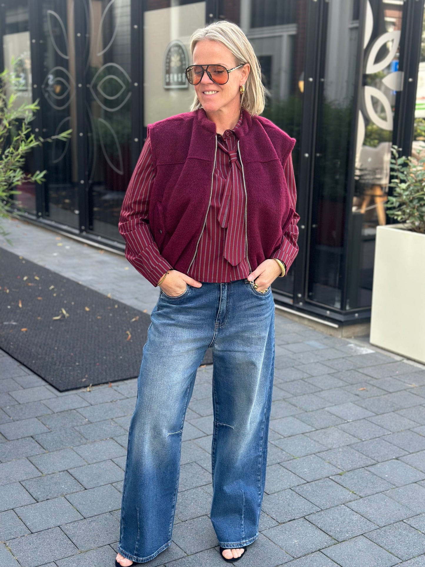 Korte stripe blouse bordeaux met stropdas