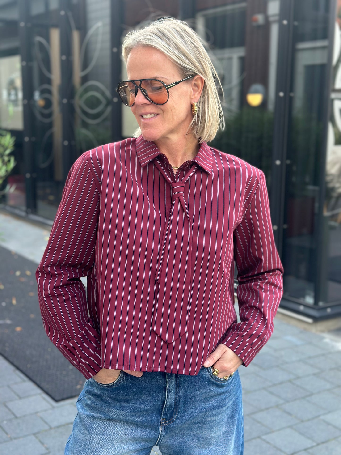 Korte stripe blouse bordeaux met stropdas