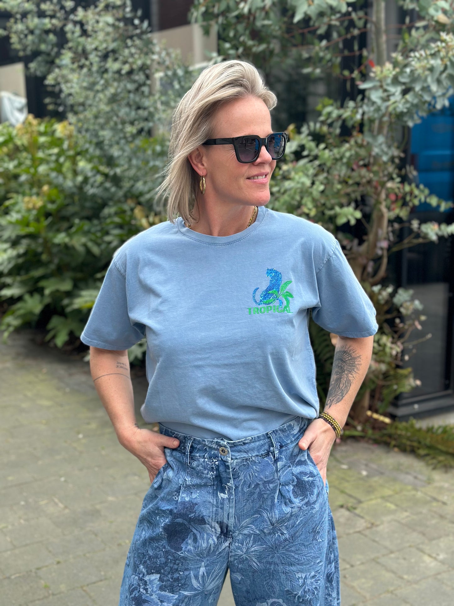 T-shirt Tropical jeans blauw