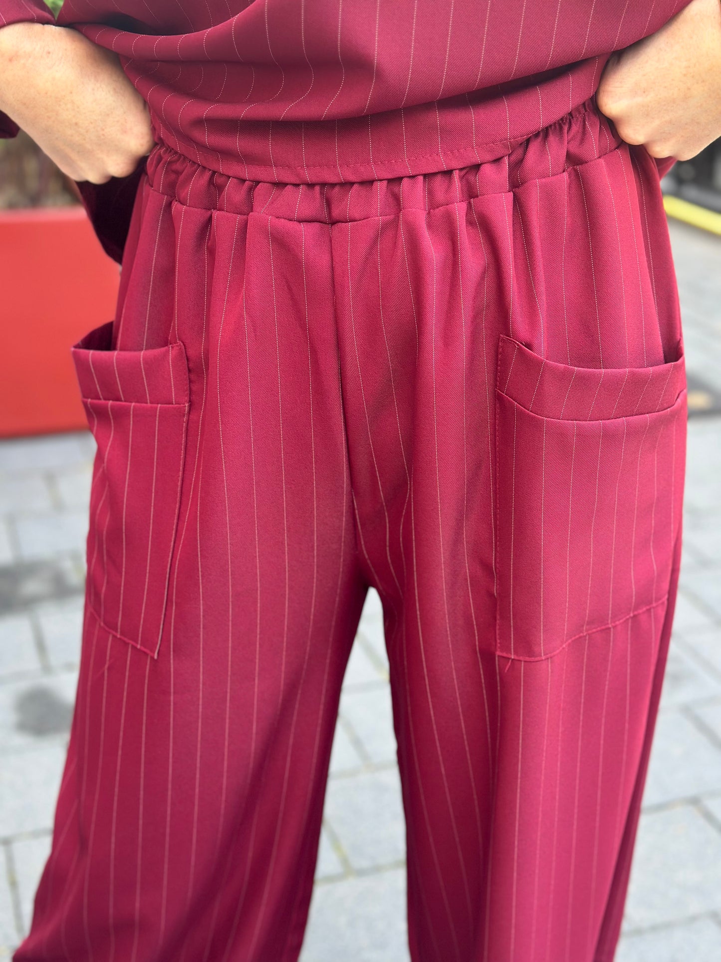 Tweedelige krijtstreep set broek en top diep rood