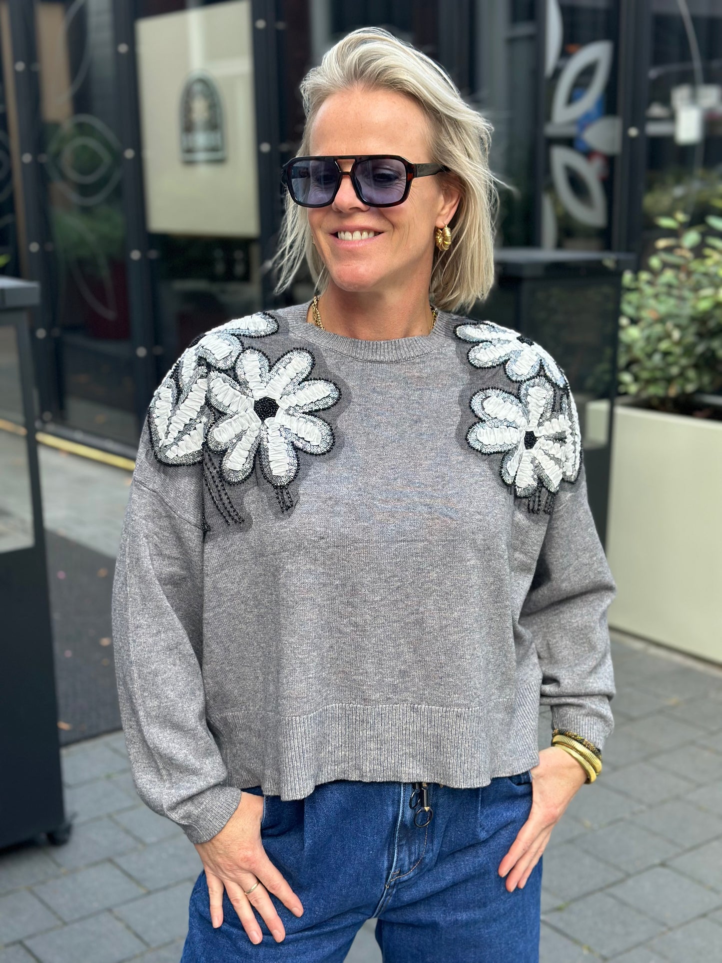 Soft knitted flower trui grijs