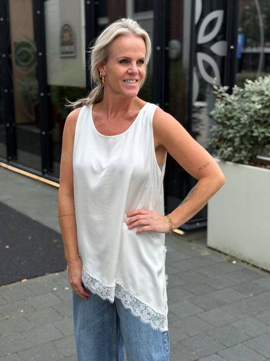 Silk asymmetrische top met kant off white
