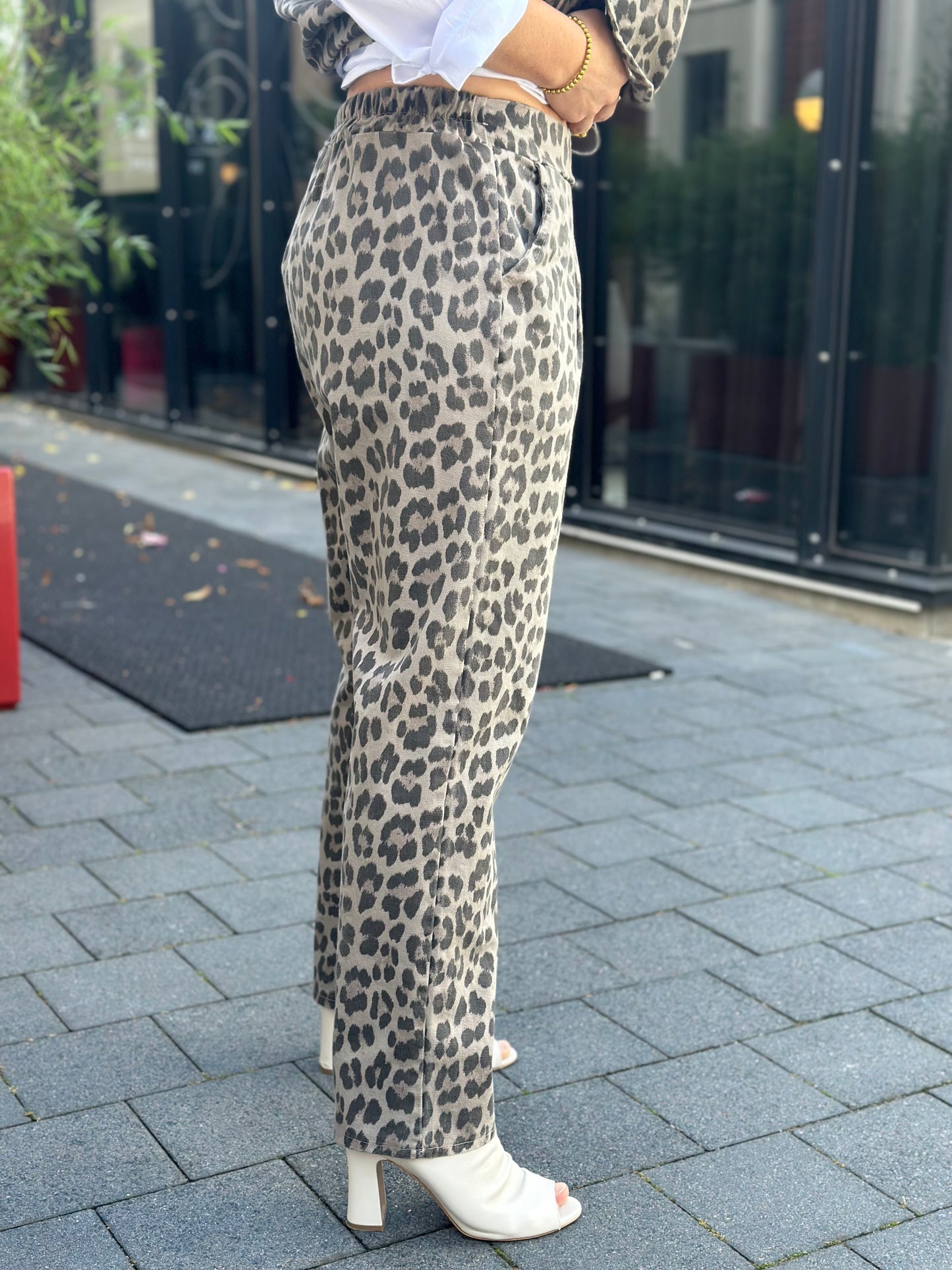 Leopard denim broek
