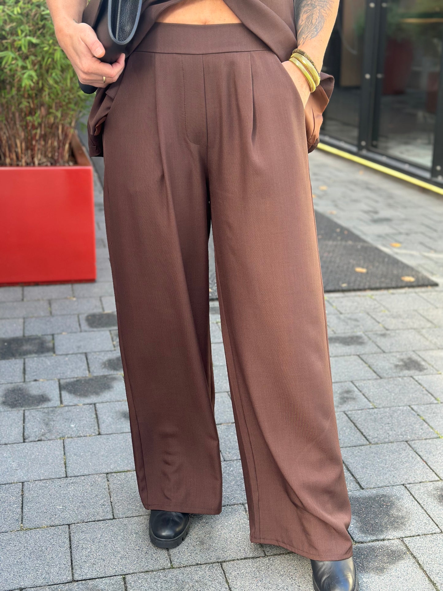 Tweedelige set broek en Asymmetrisch gilet bruin