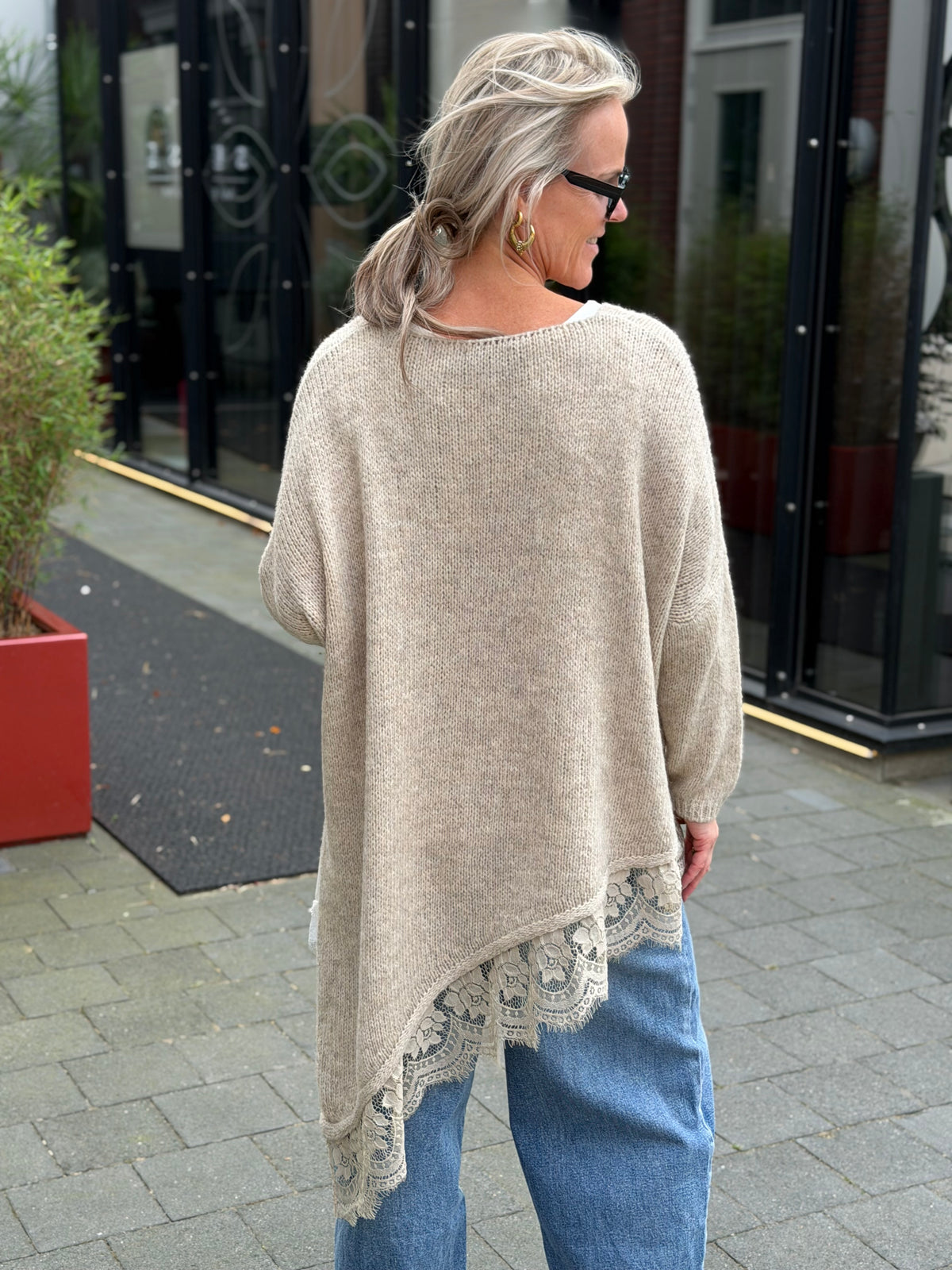 Asymmetrisch trui met kant beige