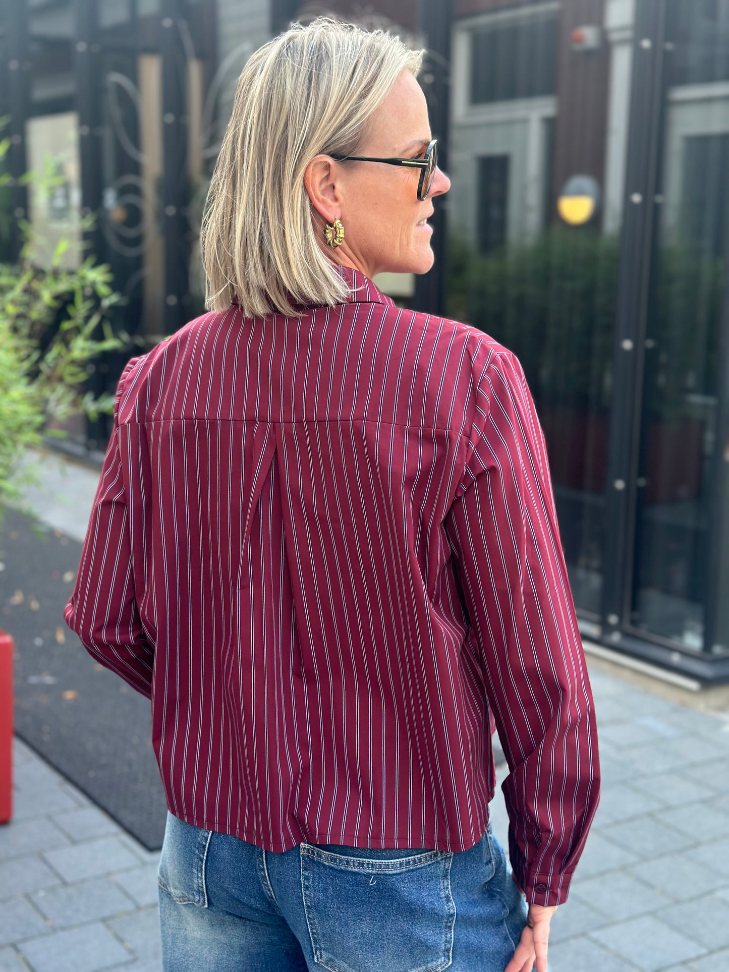 Korte stripe blouse bordeaux met stropdas