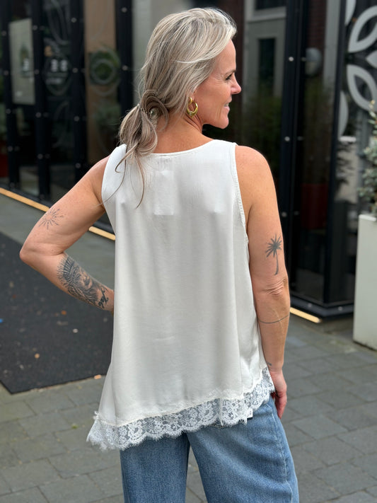 Silk asymmetrische top met kant off white