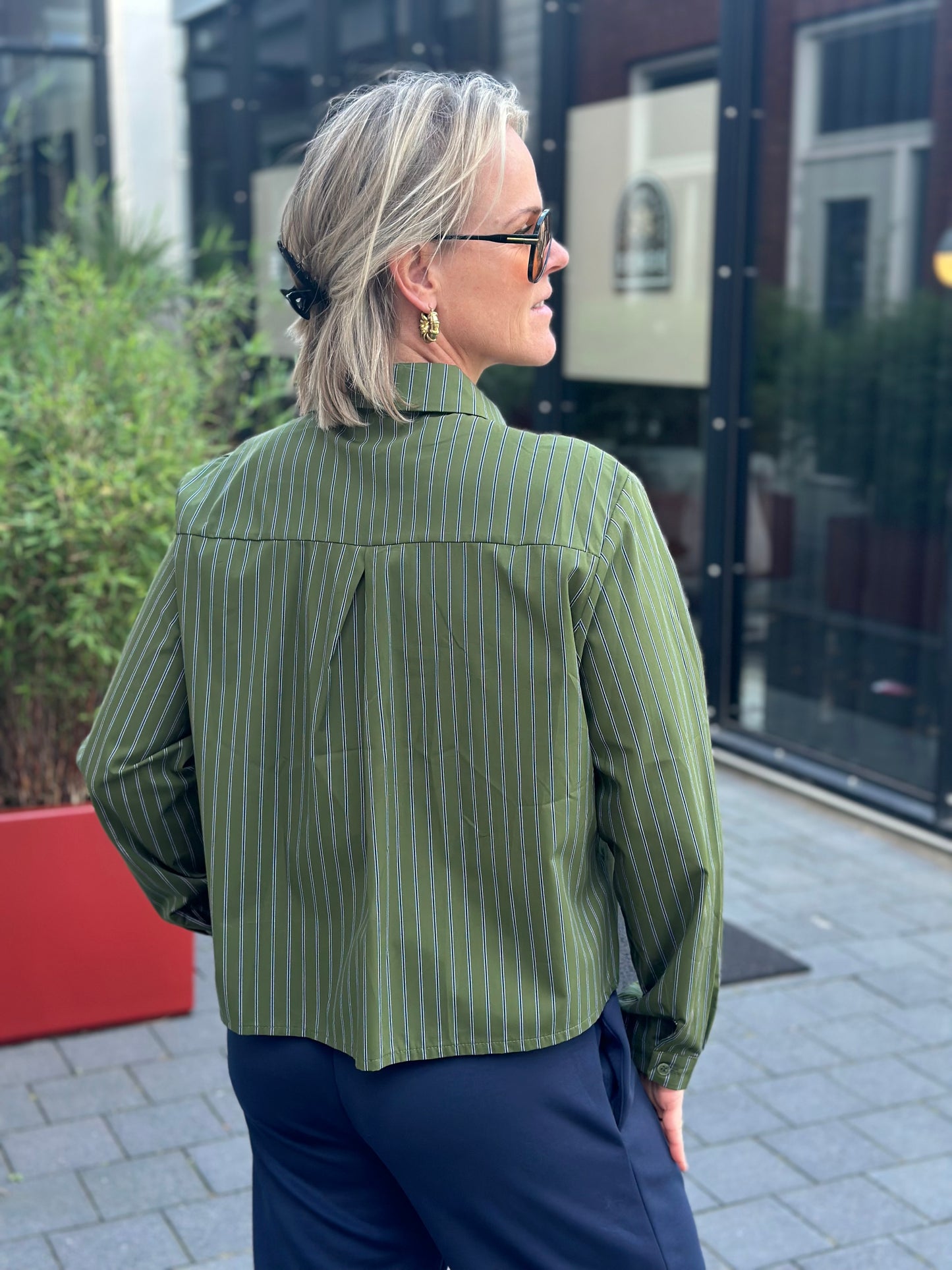 Korte stripe blouse khaki met stropdas