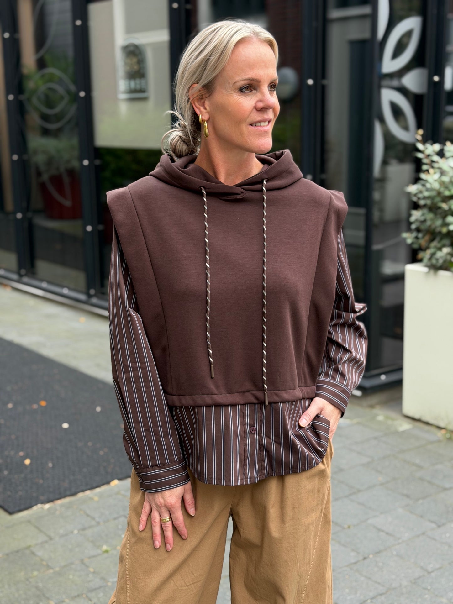 Hoodie sweater with blouse brown