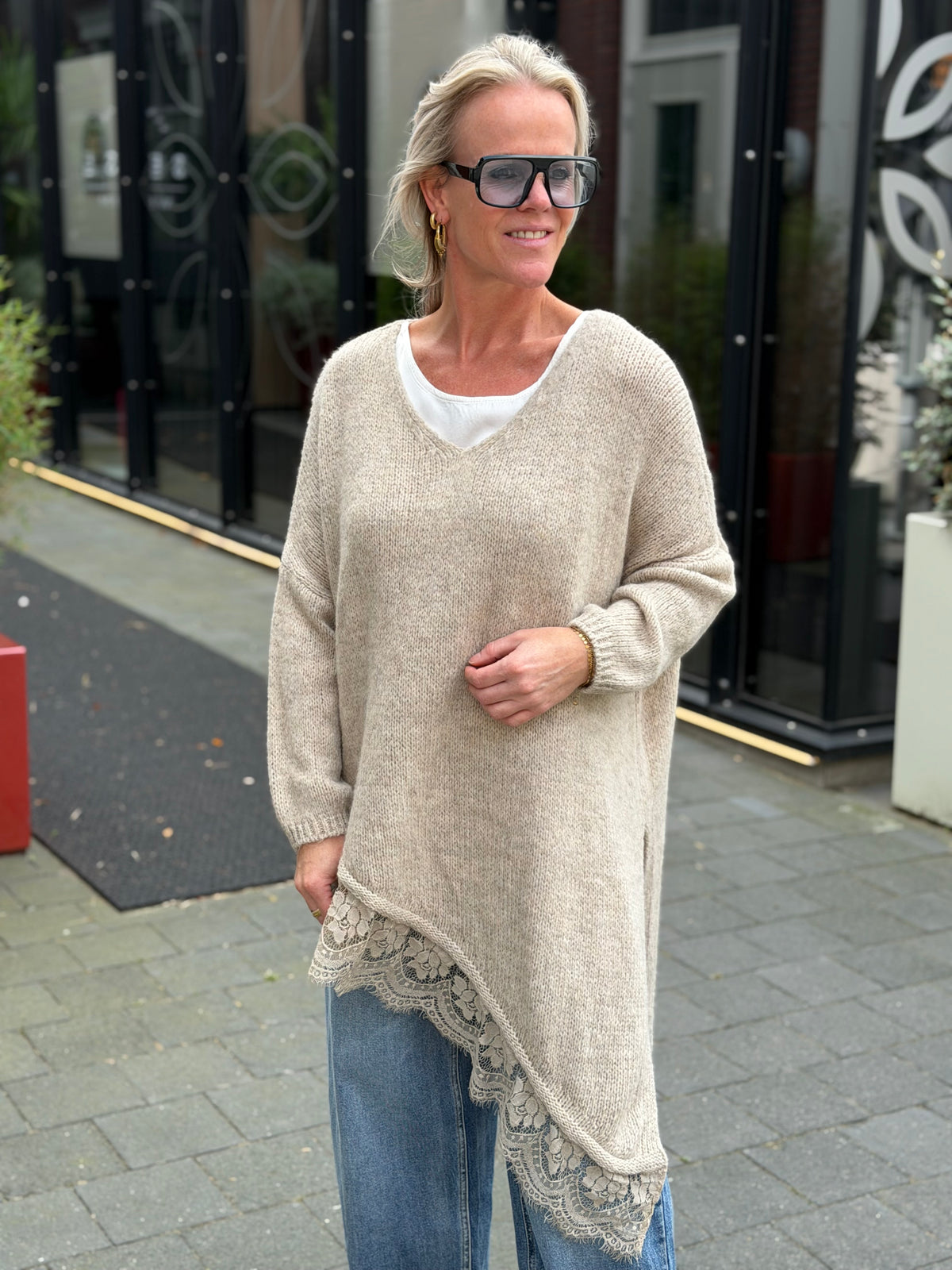 Asymmetrisch trui met kant beige