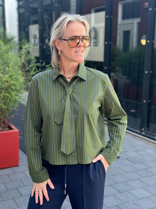 Korte stripe blouse khaki met stropdas