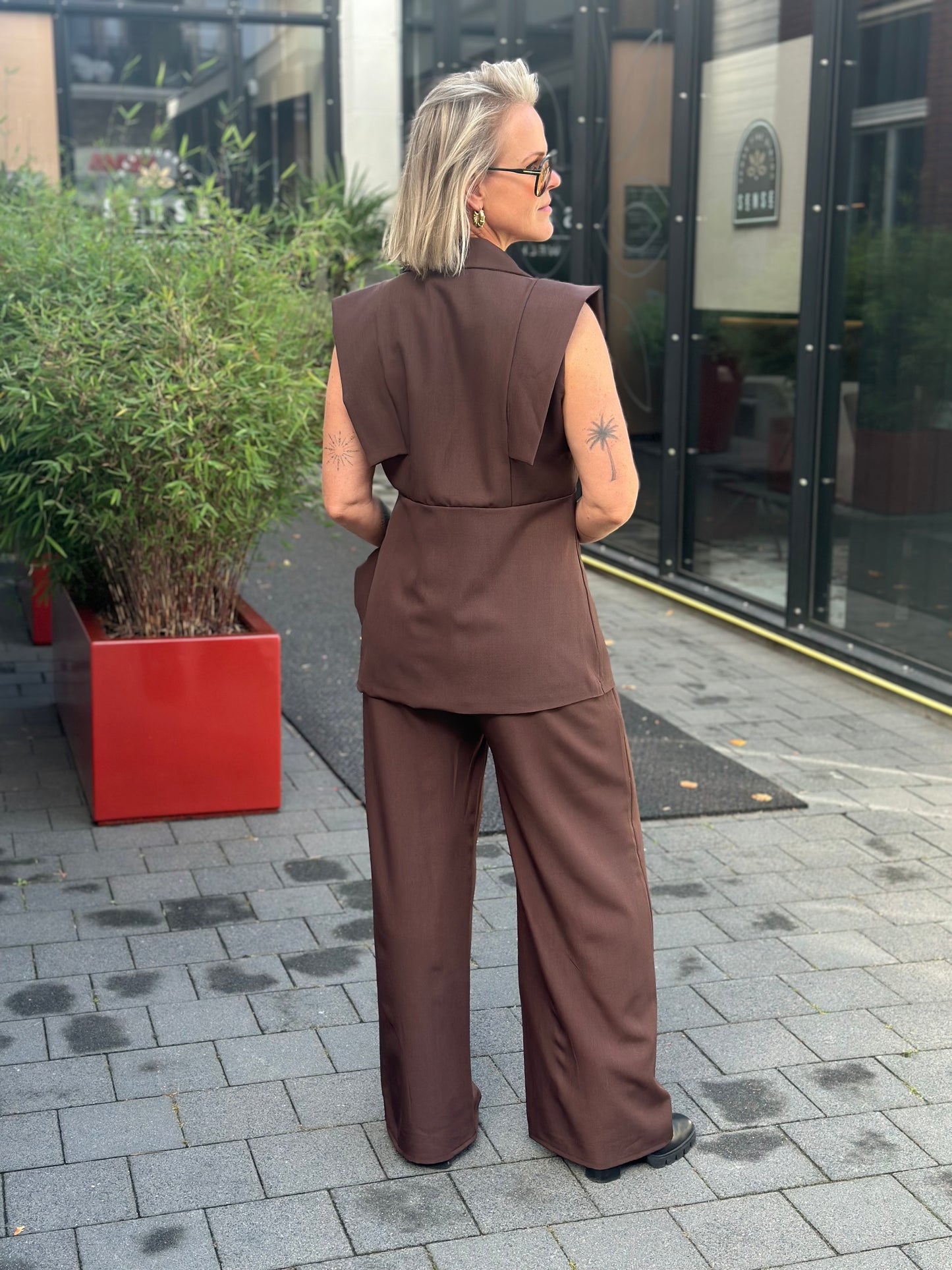 Tweedelige set broek en Asymmetrisch gilet bruin