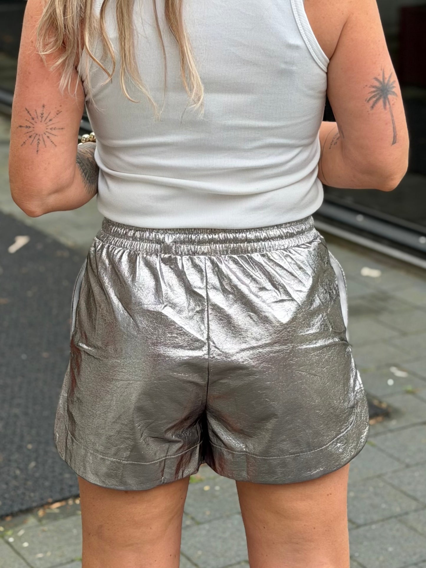 Zilver metallic look short