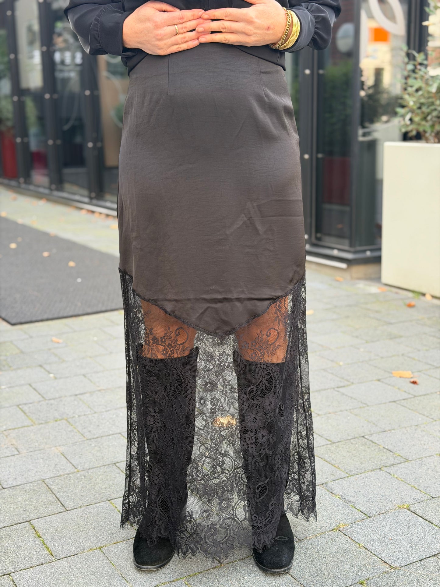 Lange zijde rok met kant zwart